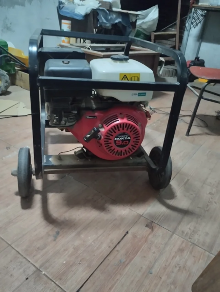 generador honda a gasolina de 4,1 KVA,